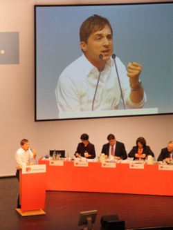 Sascha Binder bei seiner Vorstellungsrede auf dem Singener Parteitag. FOTO: T. Zajontz