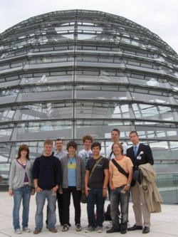 Die Göppinger Jusos vor der Reichstagskuppel.