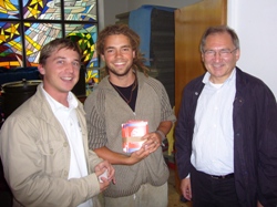 Sascha Binder (links) und Peter Hofelich (rechts) zusammen mit Benedkit Dörrer vom Kornberg-Betreuerteam