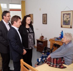 Von links: Heimleiter Uwe Glöckner, Sascha Binder und Andrea Nahles bei der 100-jährigen Frieda Jänke. FOTO: B. Kehle