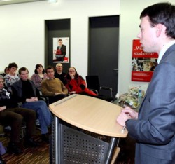 Der SPD-Spitzenkandidat Nils Schmid hat in Bad Ditzenbach den Wahlkampf im Landkreis eröffnet. FOTO: Günter Hofer