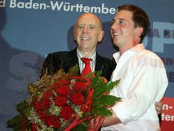 Erster Gratulant zum tollen Wahlergebnis war Walter Riester, MdB.