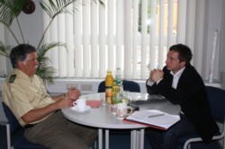 Manfred Malchow und Sascha Binder im Gespräch. FOTO: T. Zajontz