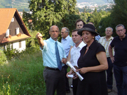 Kuchens Bürgermeister besichtigte zusammen mit Karin Roth und Sascha Binder die geplante Trassenführung. FOTO: T.Zajontz