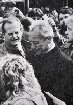 Umlagert: Willy Brandt bei seinem Wahlkampfauftritt in der Göppinger Fußgängerzone. FOTO: NWZ-Archiv