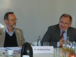 Peter Hofelich (rechts) beim 2. Zukunftsforum im Gespräch mit Dr. Wolfgang Rapp. FOTO: SPD